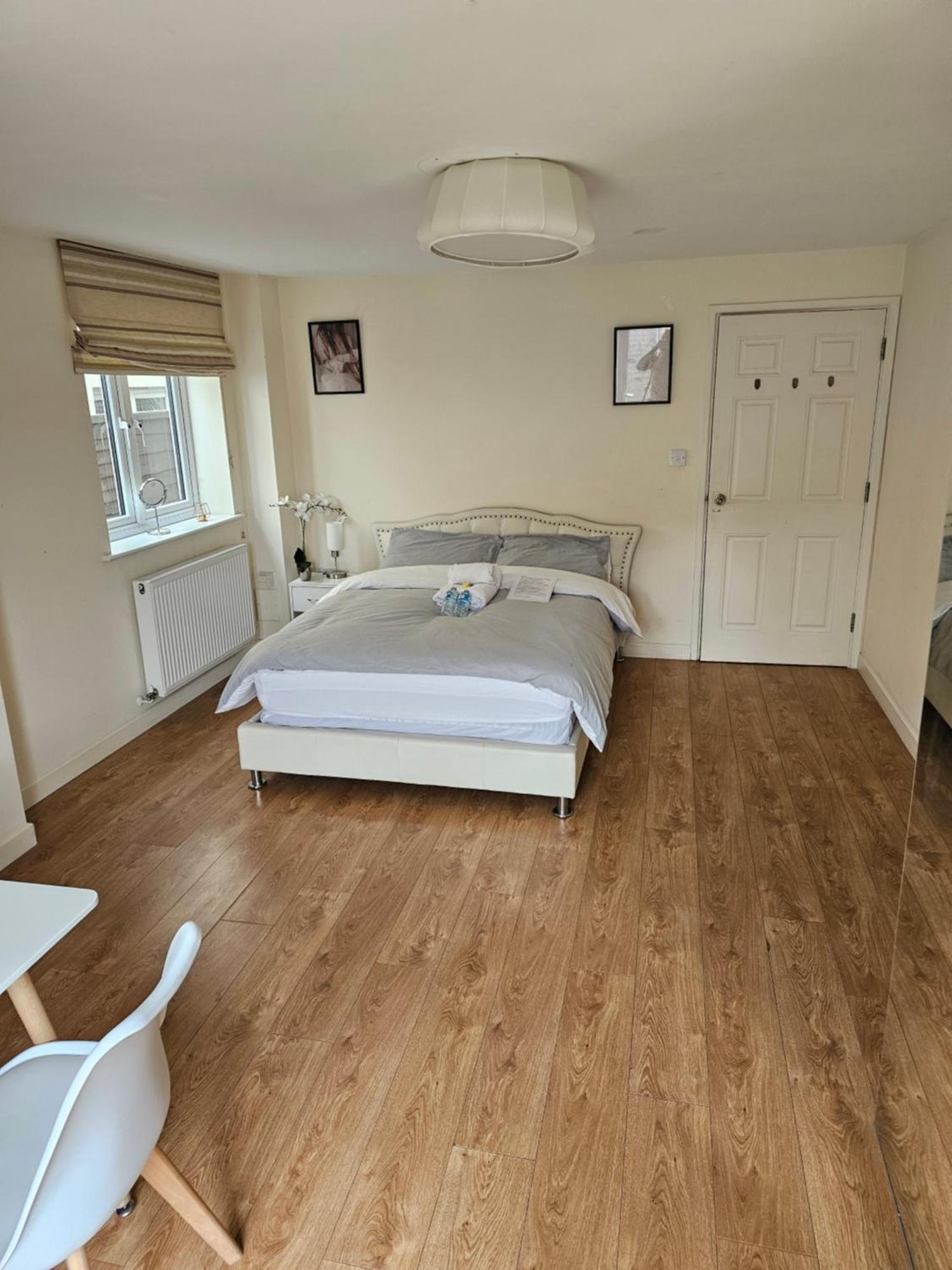 Extra Large Bedroom Dartford Exterior photo